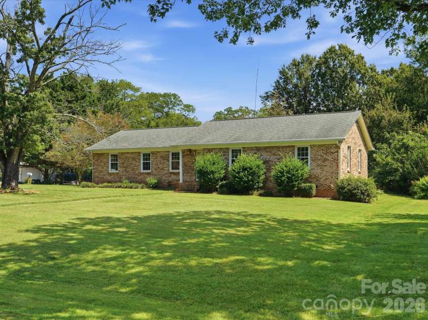 14232 Springwater Drive, Matthews, NC 28105.  MLS# CAR4407317, YatesRealty ID 42920. 