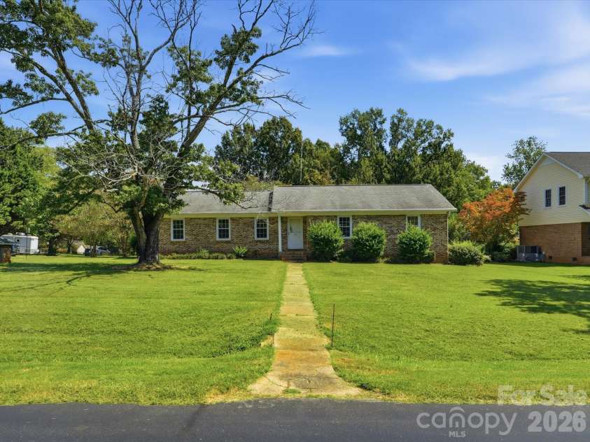 14232 Springwater Drive, Matthews, NC 28105.  MLS# CAR4407317, YatesRealty ID 42920. 