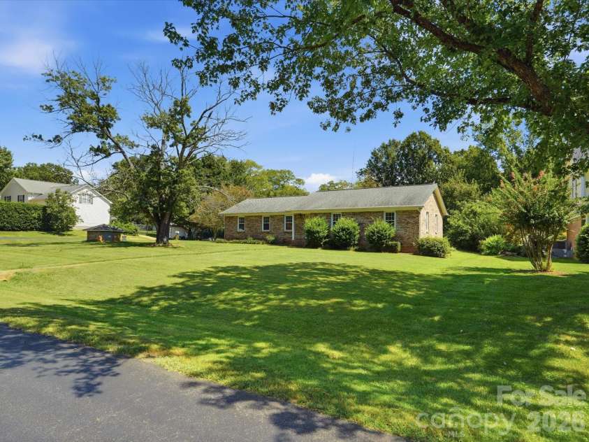 14232 Springwater Drive, Matthews, NC 28105.  MLS# CAR4407317, YatesRealty ID 42920. 