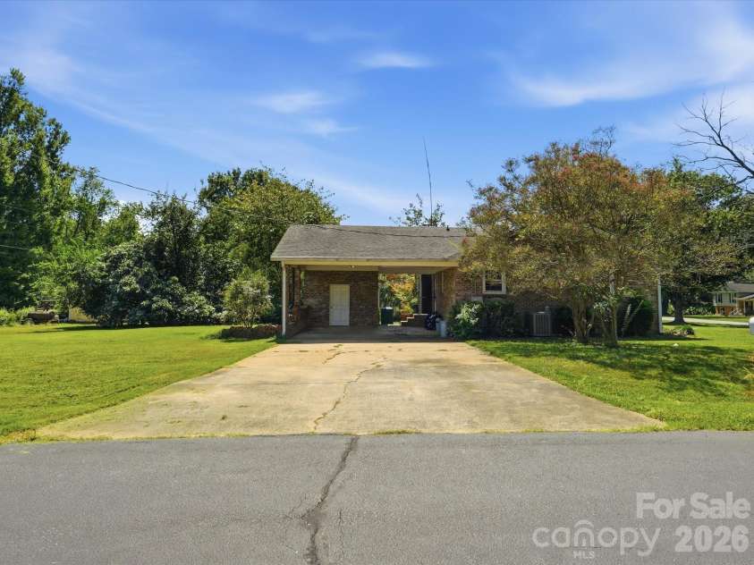 14232 Springwater Drive, Matthews, NC 28105.  MLS# CAR4407317, YatesRealty ID 42920. 