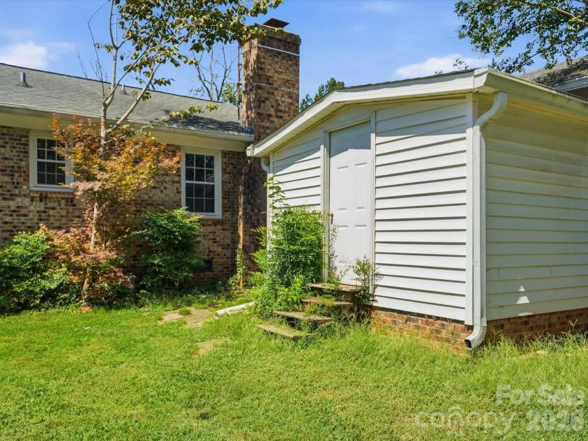 14232 Springwater Drive, Matthews, NC 28105.  MLS# CAR4407317, YatesRealty ID 42920. 