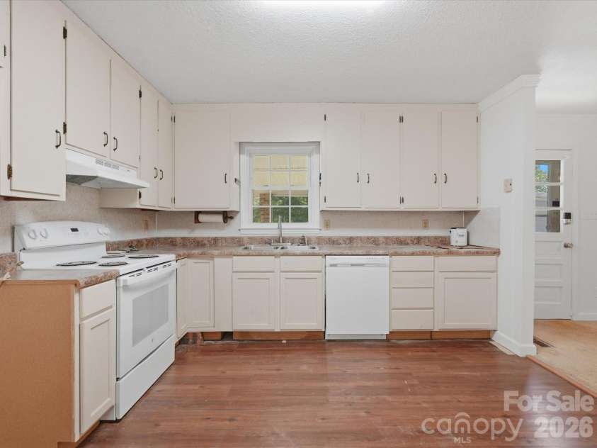 14232 Springwater Drive, Matthews, NC 28105.  MLS# CAR4407317, YatesRealty ID 42920. 