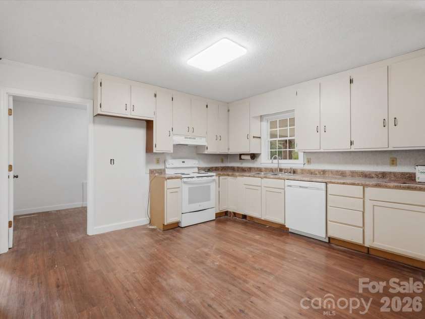 14232 Springwater Drive, Matthews, NC 28105.  MLS# CAR4407317, YatesRealty ID 42920. 