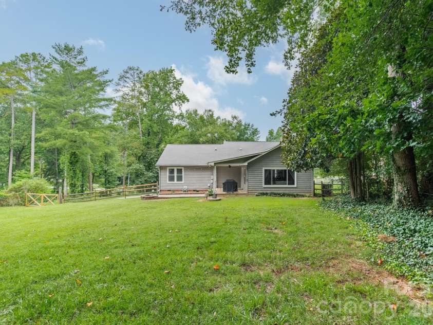 7400 Sample Road, Huntersville, NC 28078.  MLS# CAR4399650, YatesRealty ID 42923. 