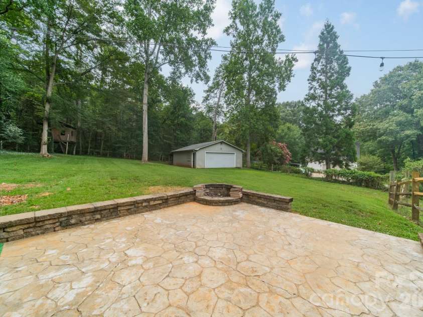 7400 Sample Road, Huntersville, NC 28078.  MLS# CAR4399650, YatesRealty ID 42923. 