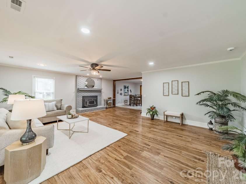 7400 Sample Road, Huntersville, NC 28078.  MLS# CAR4399650, YatesRealty ID 42923. 