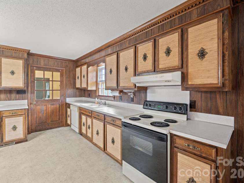 1602 Arden Drive, Lincolnton, NC 28092.  MLS# CAR4402185, YatesRealty ID 42930. 