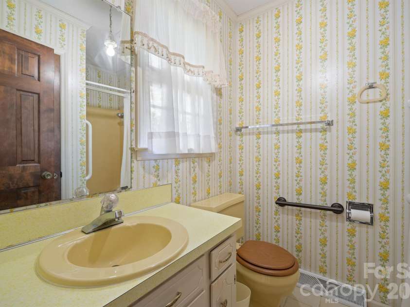 1602 Arden Drive, Lincolnton, NC 28092.  MLS# CAR4402185, YatesRealty ID 42930. 