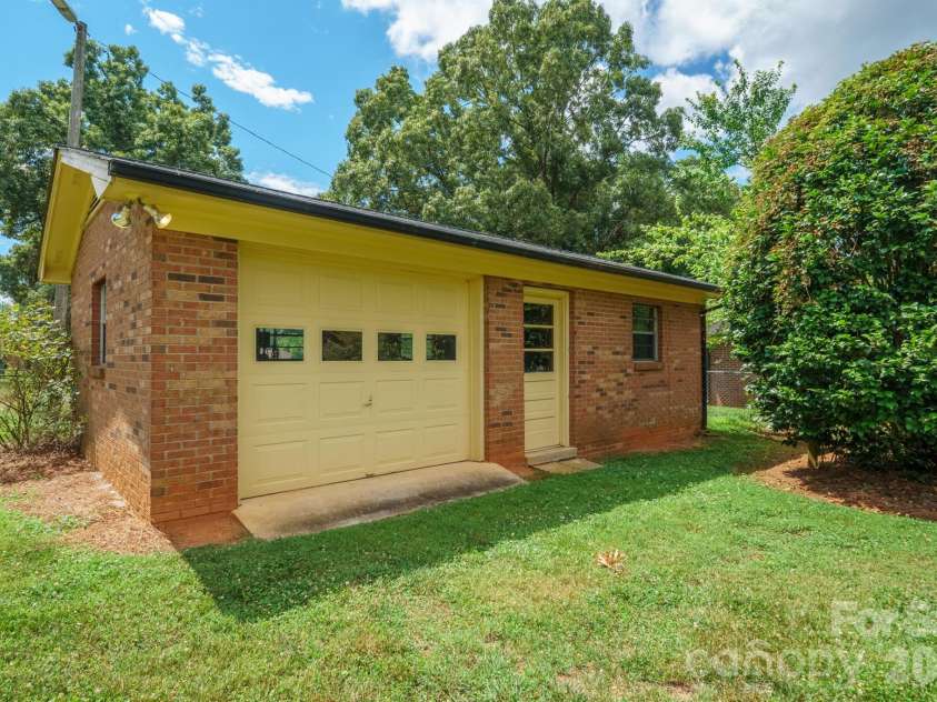 1602 Arden Drive, Lincolnton, NC 28092.  MLS# CAR4402185, YatesRealty ID 42930. 
