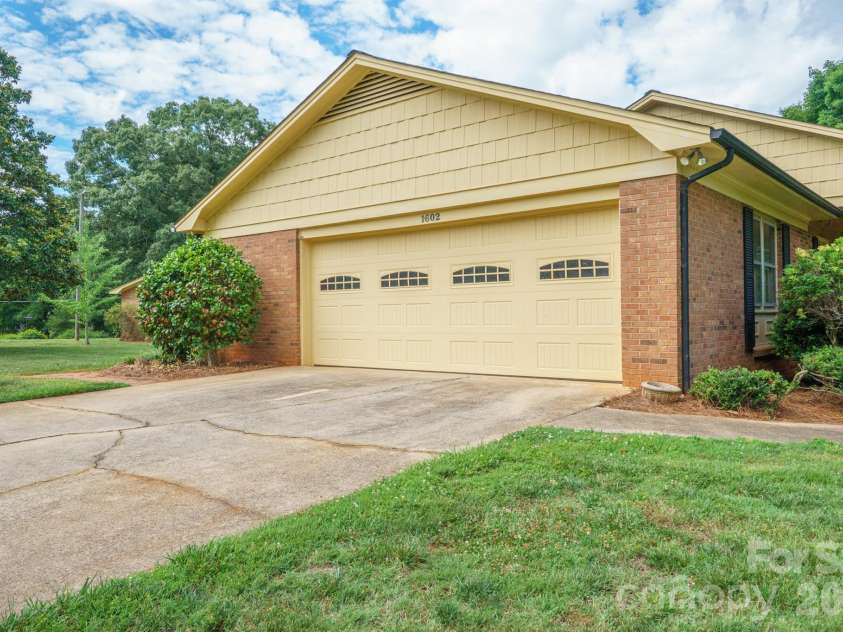 1602 Arden Drive, Lincolnton, NC 28092.  MLS# CAR4402185, YatesRealty ID 42930. 
