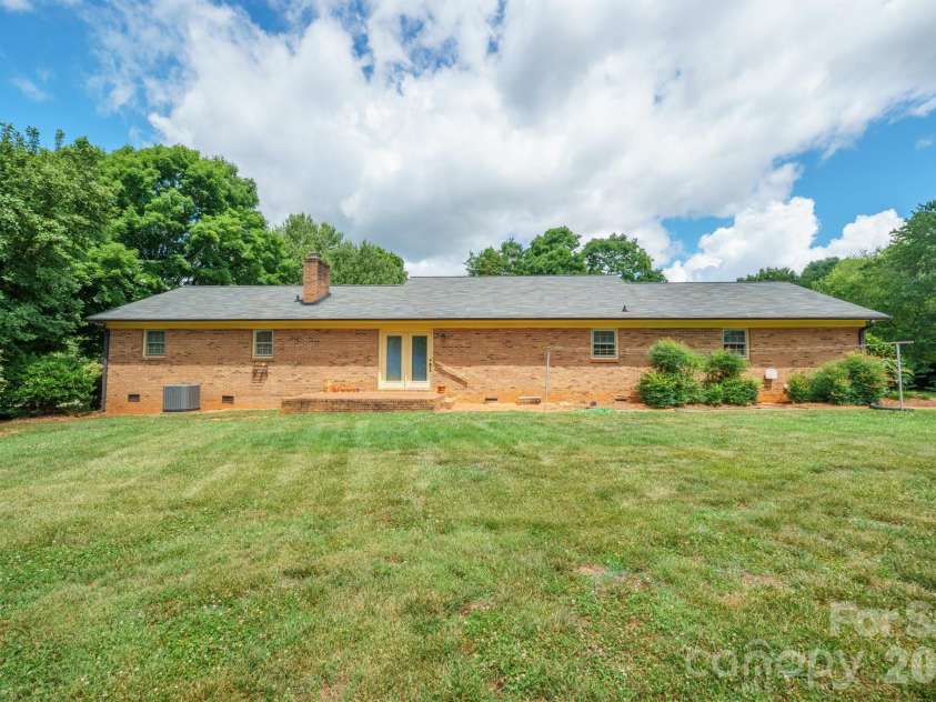 1602 Arden Drive, Lincolnton, NC 28092.  MLS# CAR4402185, YatesRealty ID 42930. 