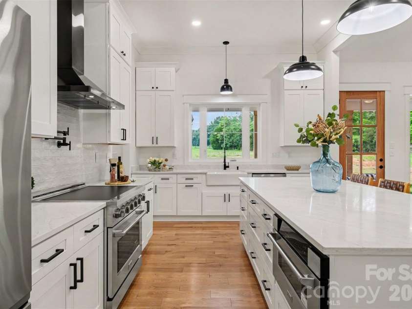 6609 McNeely Road, Waxhaw, NC 28173.  MLS# CAR4366407, YatesRealty ID 42933. Soooo much counterspace, right?!?