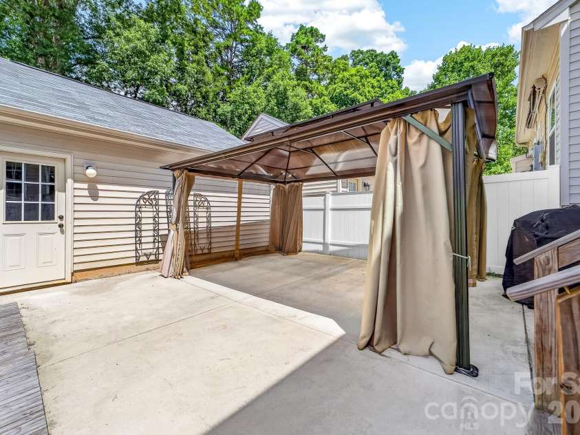 8261 Bridgegate Drive, Huntersville, NC 28078.  MLS# CAR4406688, YatesRealty ID 42936. Back Patio with detached garage