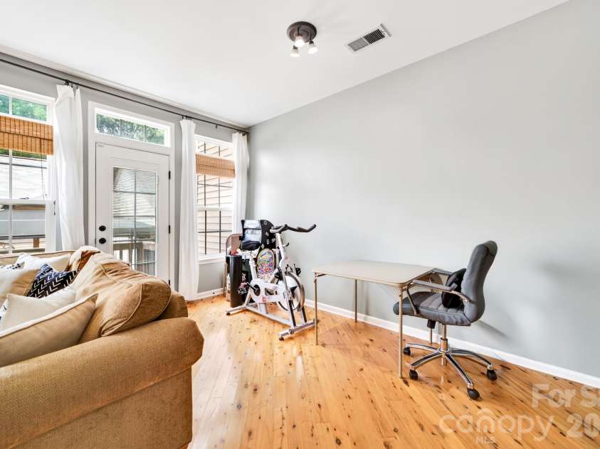 8261 Bridgegate Drive, Huntersville, NC 28078.  MLS# CAR4406688, YatesRealty ID 42936. Breakfast area