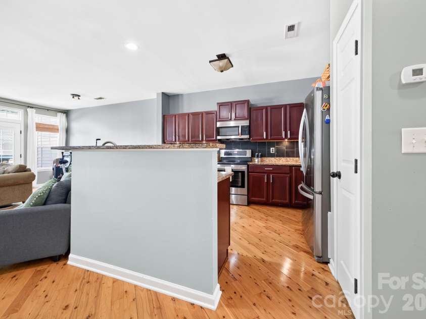 8261 Bridgegate Drive, Huntersville, NC 28078.  MLS# CAR4406688, YatesRealty ID 42936. Kitchen with breakfast bar