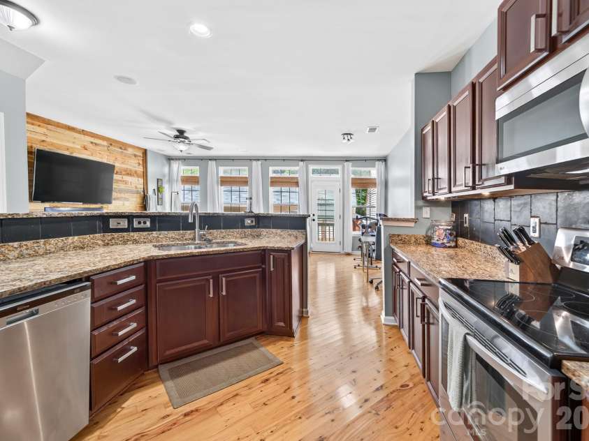 8261 Bridgegate Drive, Huntersville, NC 28078.  MLS# CAR4406688, YatesRealty ID 42936. Lots of counterspace for plenty of entertaining