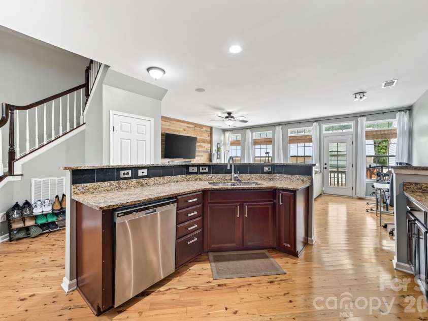 8261 Bridgegate Drive, Huntersville, NC 28078.  MLS# CAR4406688, YatesRealty ID 42936. Never be cut off from entertaining. Open kitchen