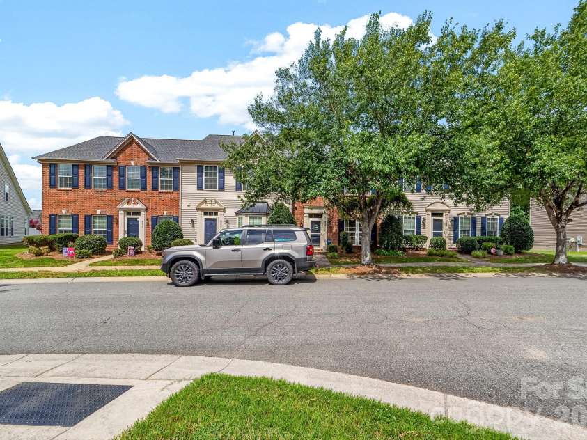 8261 Bridgegate Drive, Huntersville, NC 28078.  MLS# CAR4406688, YatesRealty ID 42936. On street parking available