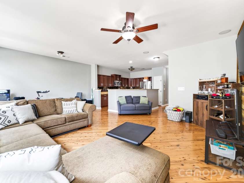 8261 Bridgegate Drive, Huntersville, NC 28078.  MLS# CAR4406688, YatesRealty ID 42936. Open Kitchen Family room combination