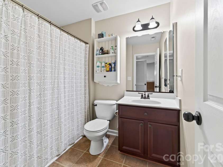 8261 Bridgegate Drive, Huntersville, NC 28078.  MLS# CAR4406688, YatesRealty ID 42936. Second floor full bath