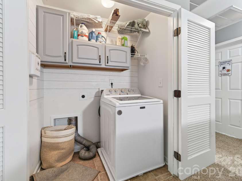 8261 Bridgegate Drive, Huntersville, NC 28078.  MLS# CAR4406688, YatesRealty ID 42936. Second floor laundry closet