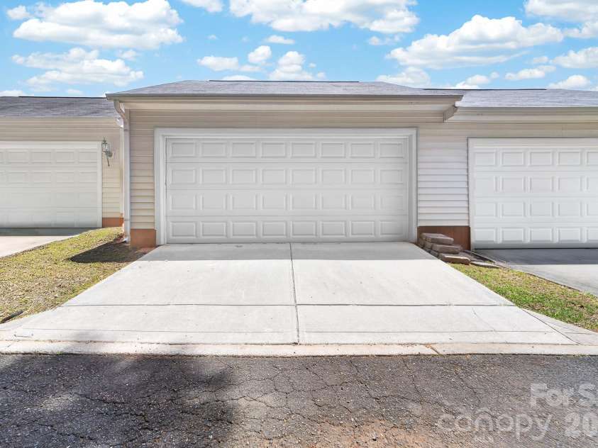 8261 Bridgegate Drive, Huntersville, NC 28078.  MLS# CAR4406688, YatesRealty ID 42936. Two car detached garage