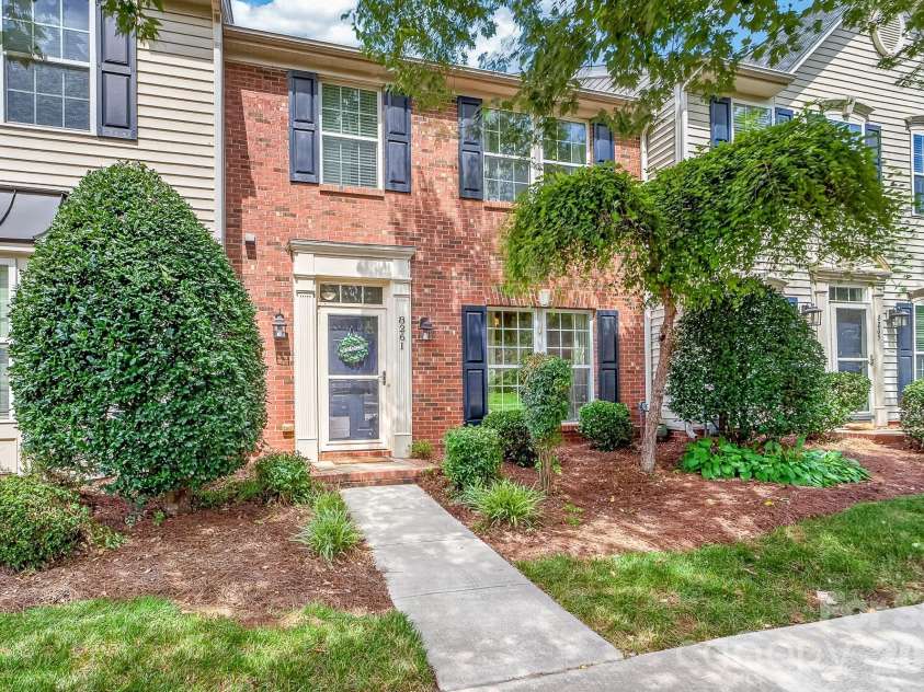 8261 Bridgegate Drive, Huntersville, NC 28078.  MLS# CAR4406688, YatesRealty ID 42936. Welcome Home!