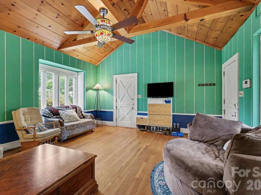 404 Fairview Drive, Lexington, NC 27292.  MLS# CAR4396950, YatesRealty ID 42937. 