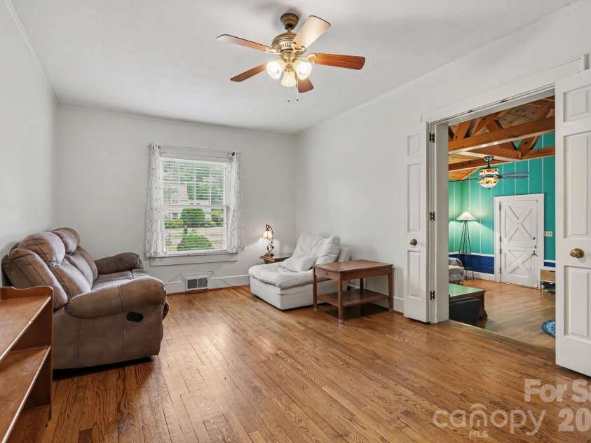 404 Fairview Drive, Lexington, NC 27292.  MLS# CAR4396950, YatesRealty ID 42937. 
