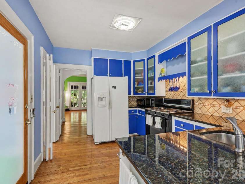 404 Fairview Drive, Lexington, NC 27292.  MLS# CAR4396950, YatesRealty ID 42937. 