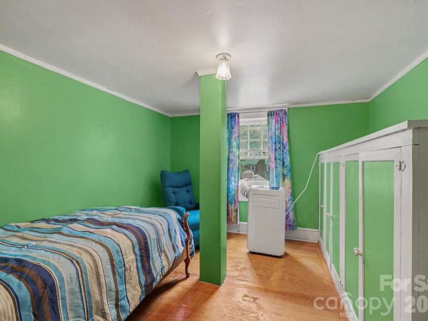 404 Fairview Drive, Lexington, NC 27292.  MLS# CAR4396950, YatesRealty ID 42937. 