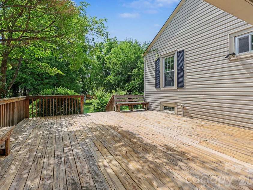 404 Fairview Drive, Lexington, NC 27292.  MLS# CAR4396950, YatesRealty ID 42937. 