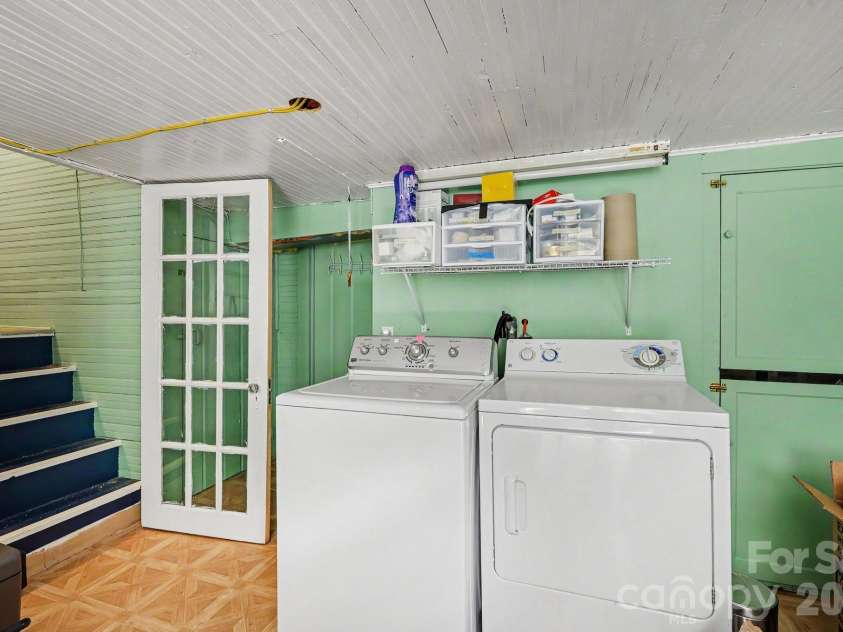 404 Fairview Drive, Lexington, NC 27292.  MLS# CAR4396950, YatesRealty ID 42937. 