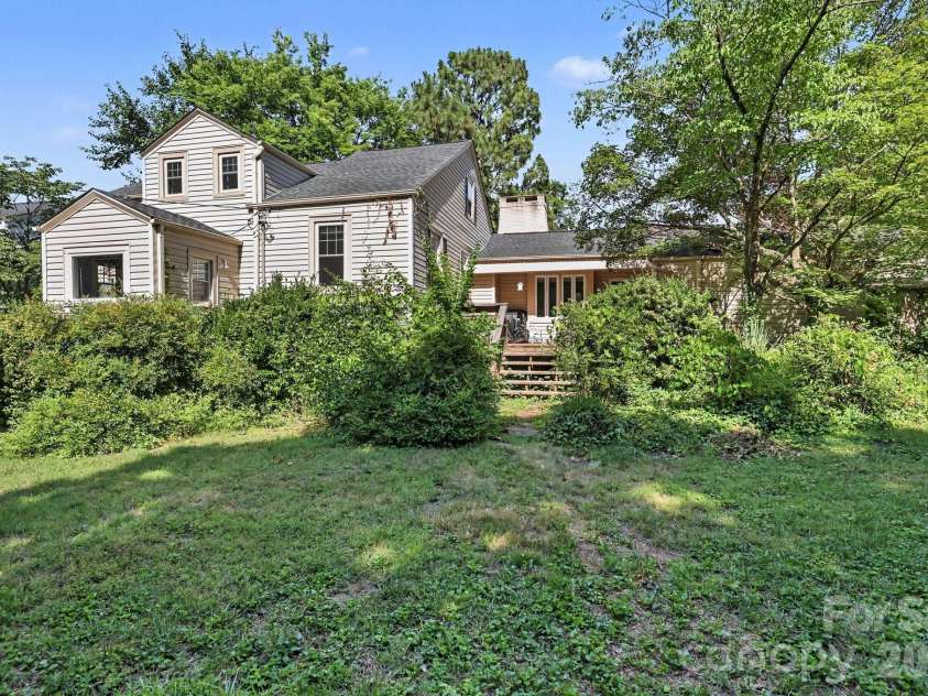 404 Fairview Drive, Lexington, NC 27292.  MLS# CAR4396950, YatesRealty ID 42937. 