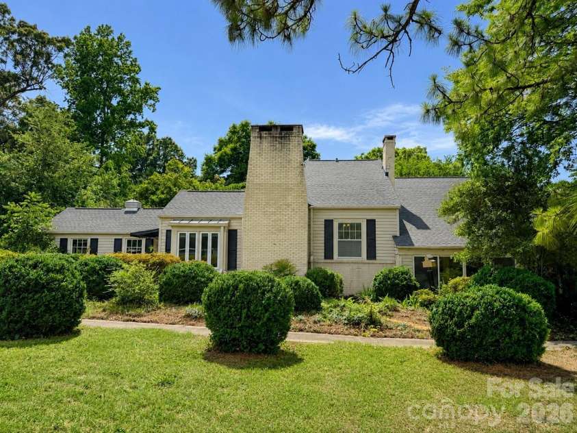 404 Fairview Drive, Lexington, NC 27292.  MLS# CAR4396950, YatesRealty ID 42937. 