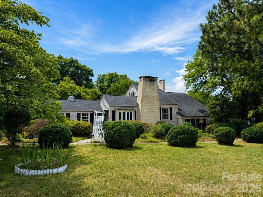 404 Fairview Drive, Lexington, NC 27292.  MLS# CAR4396950, YatesRealty ID 42937. 