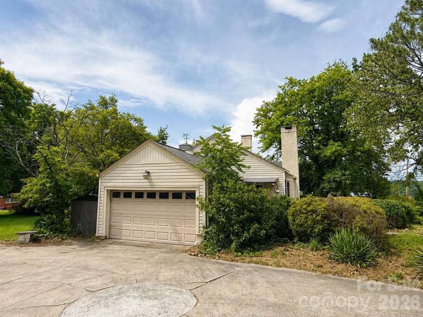404 Fairview Drive, Lexington, NC 27292.  MLS# CAR4396950, YatesRealty ID 42937. 