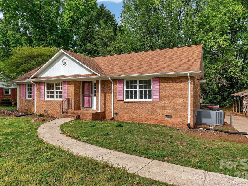 710 Twin Oaks Road, Davidson, NC 28036.  MLS# CAR4369099, YatesRealty ID 42939. 