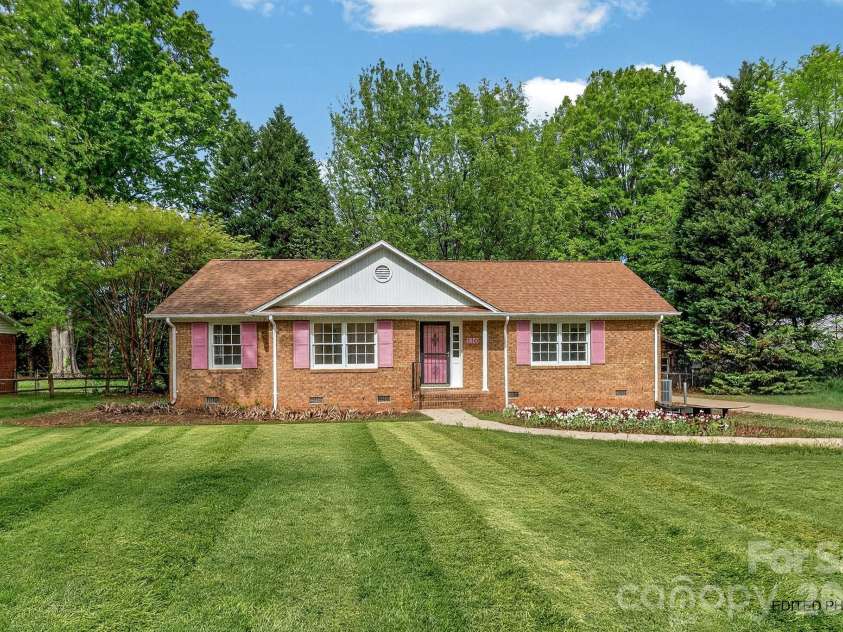 710 Twin Oaks Road, Davidson, NC 28036.  MLS# CAR4369099, YatesRealty ID 42939. 