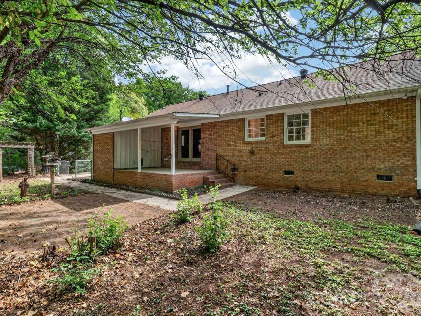 710 Twin Oaks Road, Davidson, NC 28036.  MLS# CAR4369099, YatesRealty ID 42939. 