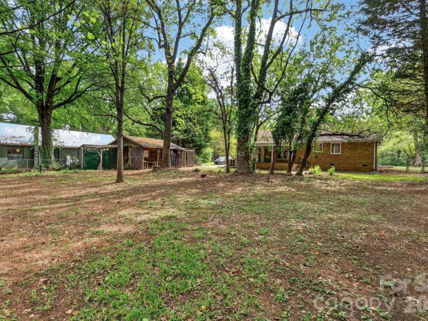 710 Twin Oaks Road, Davidson, NC 28036.  MLS# CAR4369099, YatesRealty ID 42939. 