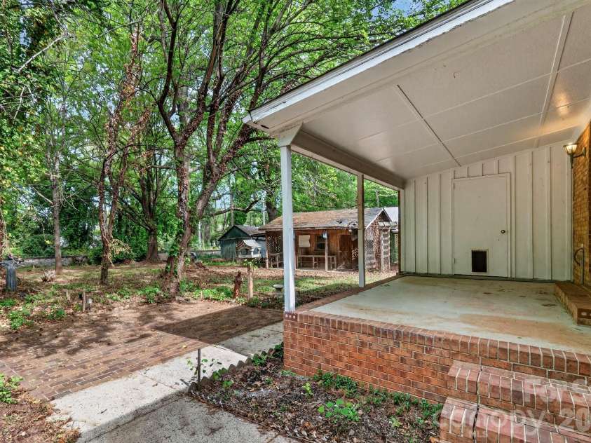 710 Twin Oaks Road, Davidson, NC 28036.  MLS# CAR4369099, YatesRealty ID 42939. 