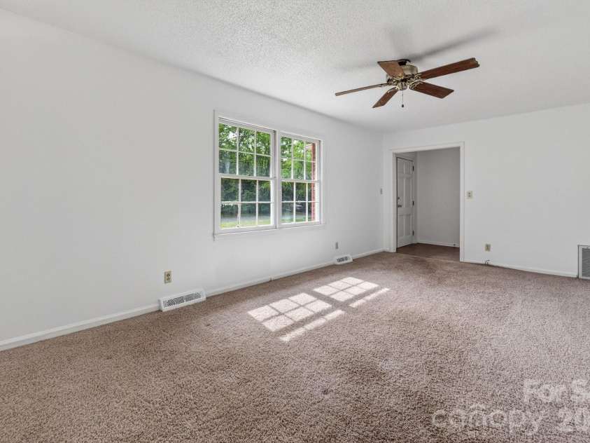 710 Twin Oaks Road, Davidson, NC 28036.  MLS# CAR4369099, YatesRealty ID 42939. 