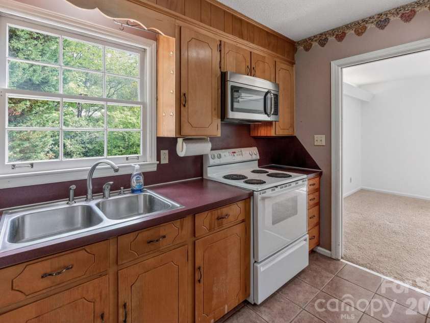 710 Twin Oaks Road, Davidson, NC 28036.  MLS# CAR4369099, YatesRealty ID 42939. 