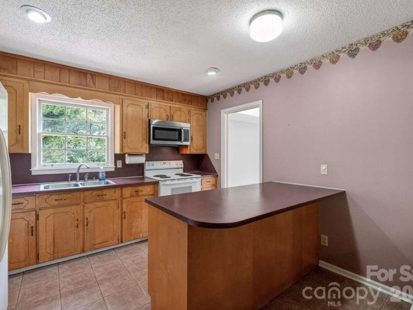 710 Twin Oaks Road, Davidson, NC 28036.  MLS# CAR4369099, YatesRealty ID 42939. 