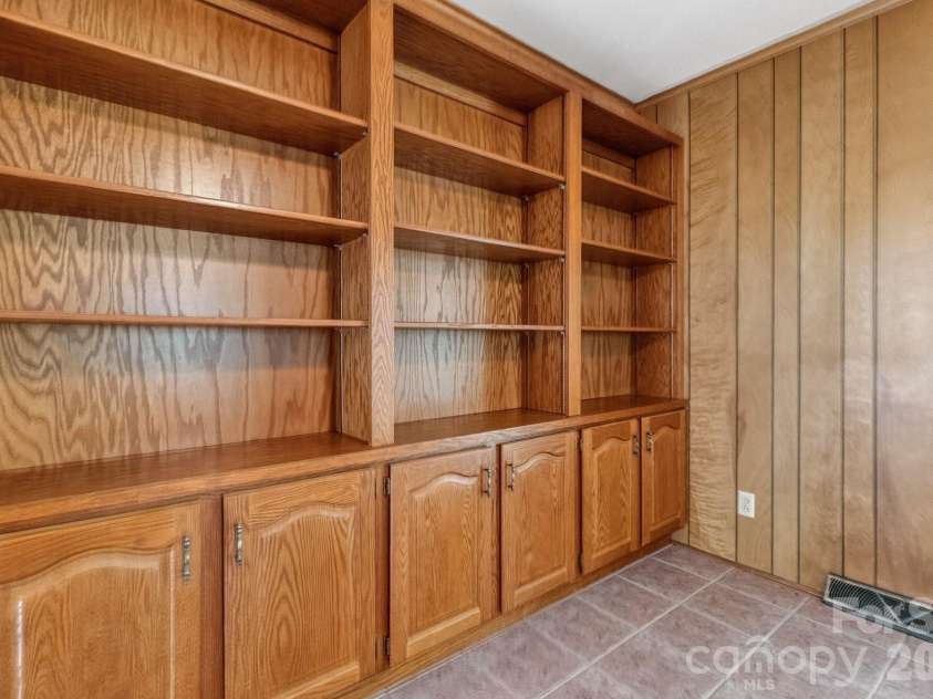 710 Twin Oaks Road, Davidson, NC 28036.  MLS# CAR4369099, YatesRealty ID 42939. 