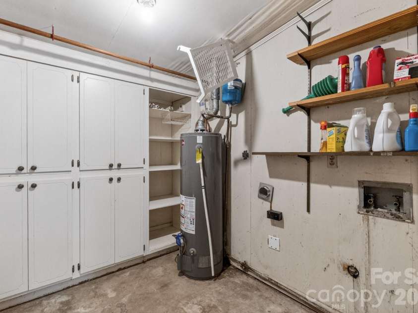 710 Twin Oaks Road, Davidson, NC 28036.  MLS# CAR4369099, YatesRealty ID 42939. 