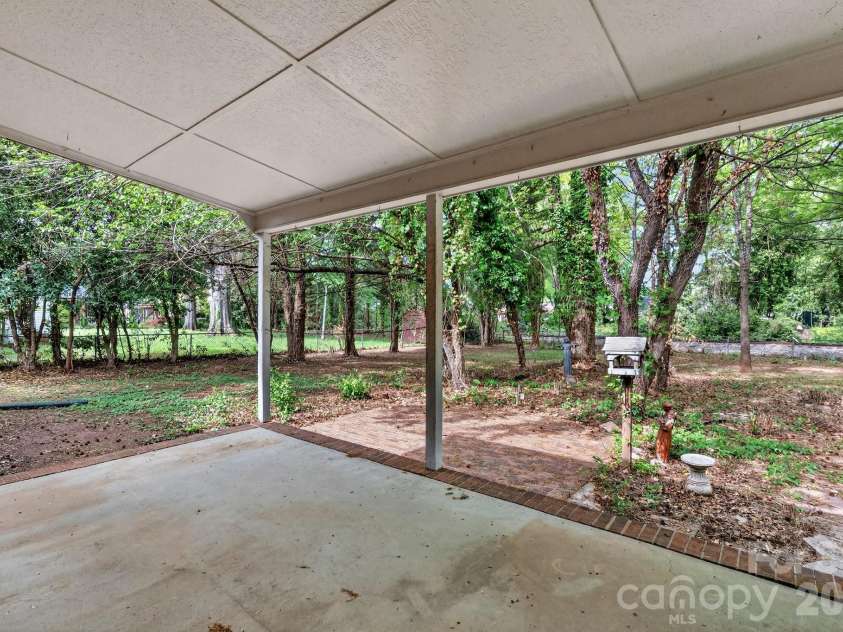 710 Twin Oaks Road, Davidson, NC 28036.  MLS# CAR4369099, YatesRealty ID 42939. 