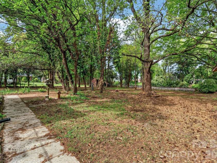 710 Twin Oaks Road, Davidson, NC 28036.  MLS# CAR4369099, YatesRealty ID 42939. 
