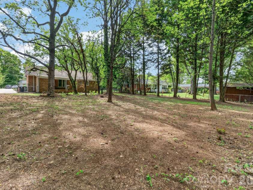 710 Twin Oaks Road, Davidson, NC 28036.  MLS# CAR4369099, YatesRealty ID 42939. 